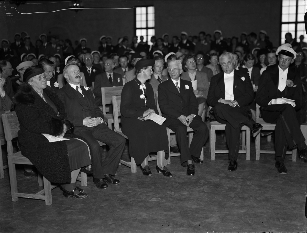 Paul Sandberg, Elisabeth Linnér, County Governor Sigfrid Linnér and Professor Nils von Hofsten belonged to the interrogators of Uppsala StudentkårElisabeth, Uppsala Castle