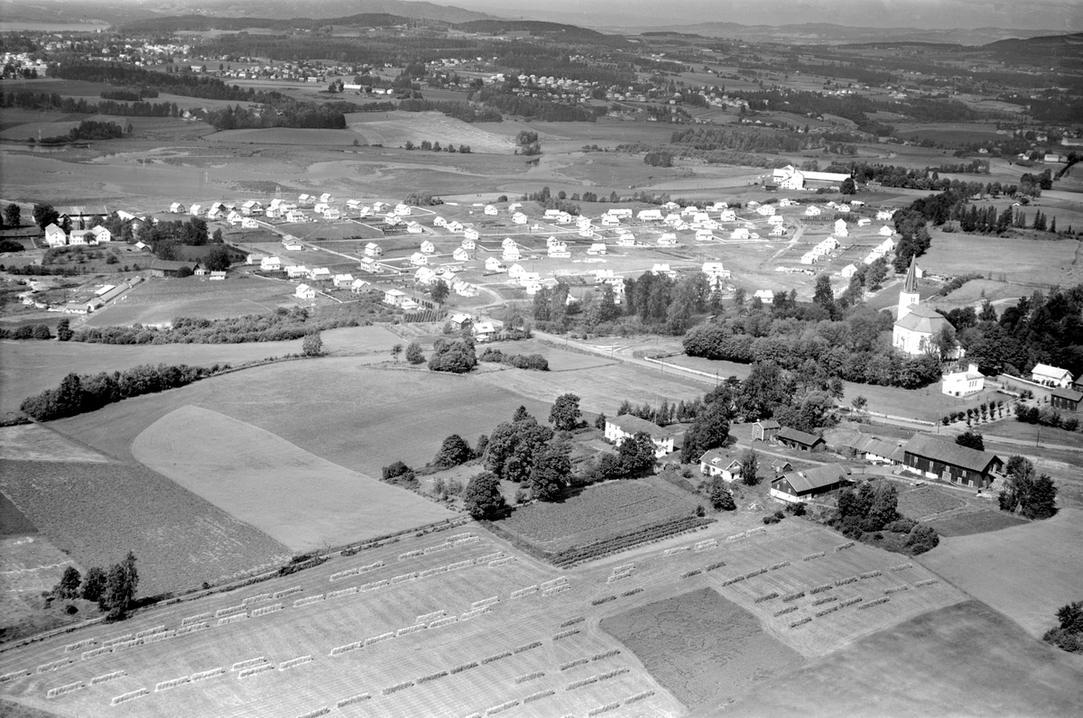 Widerøes Flyveselskap A/S, FLYFOTO STOR OVERSIKT VANG PRESTEGÅRD, KIRKE, ÅKER, RIDABU