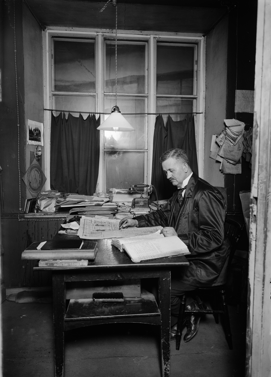 Paul Sandberg, Hugo Johansson i Upsala Nya Tidnings lokaler i Oxenstiernska huset vid Riddartorget, Uppsala 1920-tal