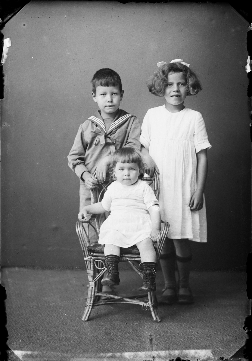 Skötsner-Edhlund, Portrait of Children - Three Children, Östhammar, Uppland