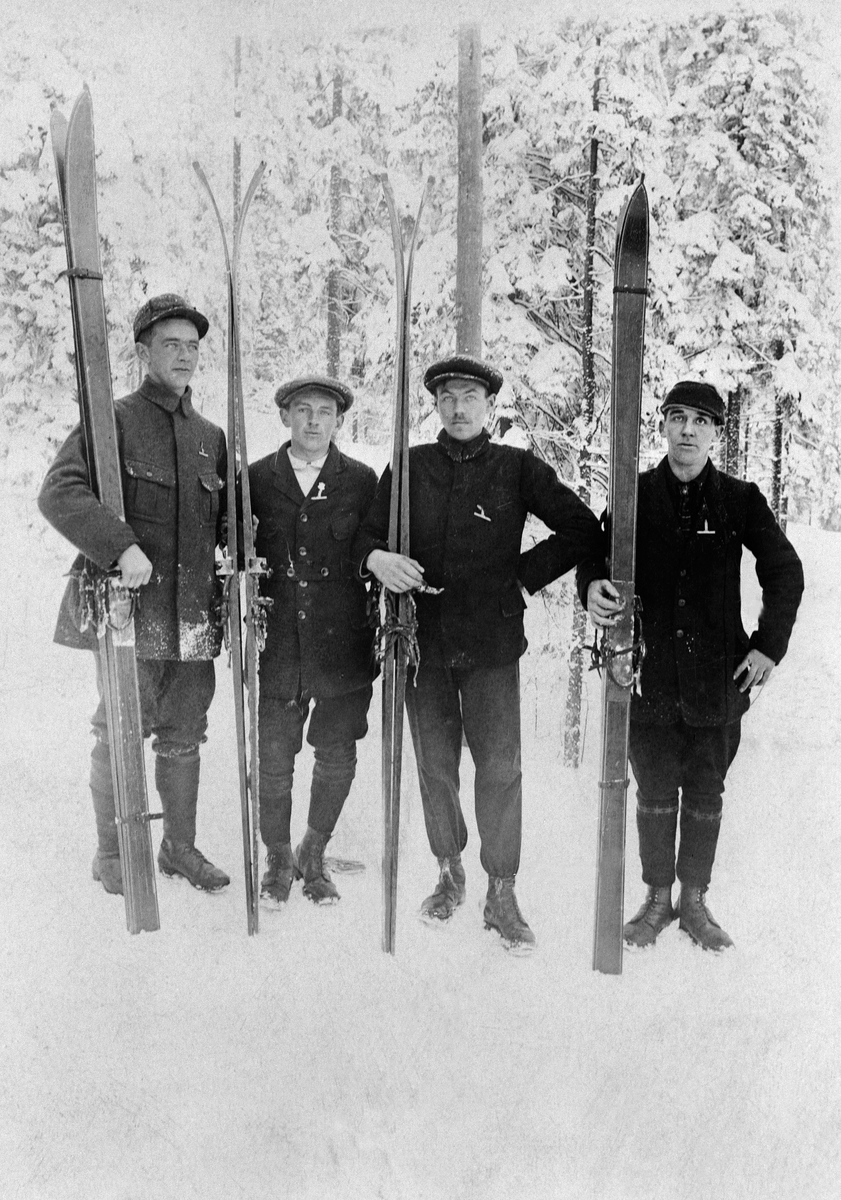 Anno Domkirkeodden, Skihoppere fra Vang som deltok i hopprenn i Frambakken i Brumunddal i 1911. Fra venstre Knut Busterud, Johannes Bækkevold, Markus Bækkevold og Kristian Kristiansen.