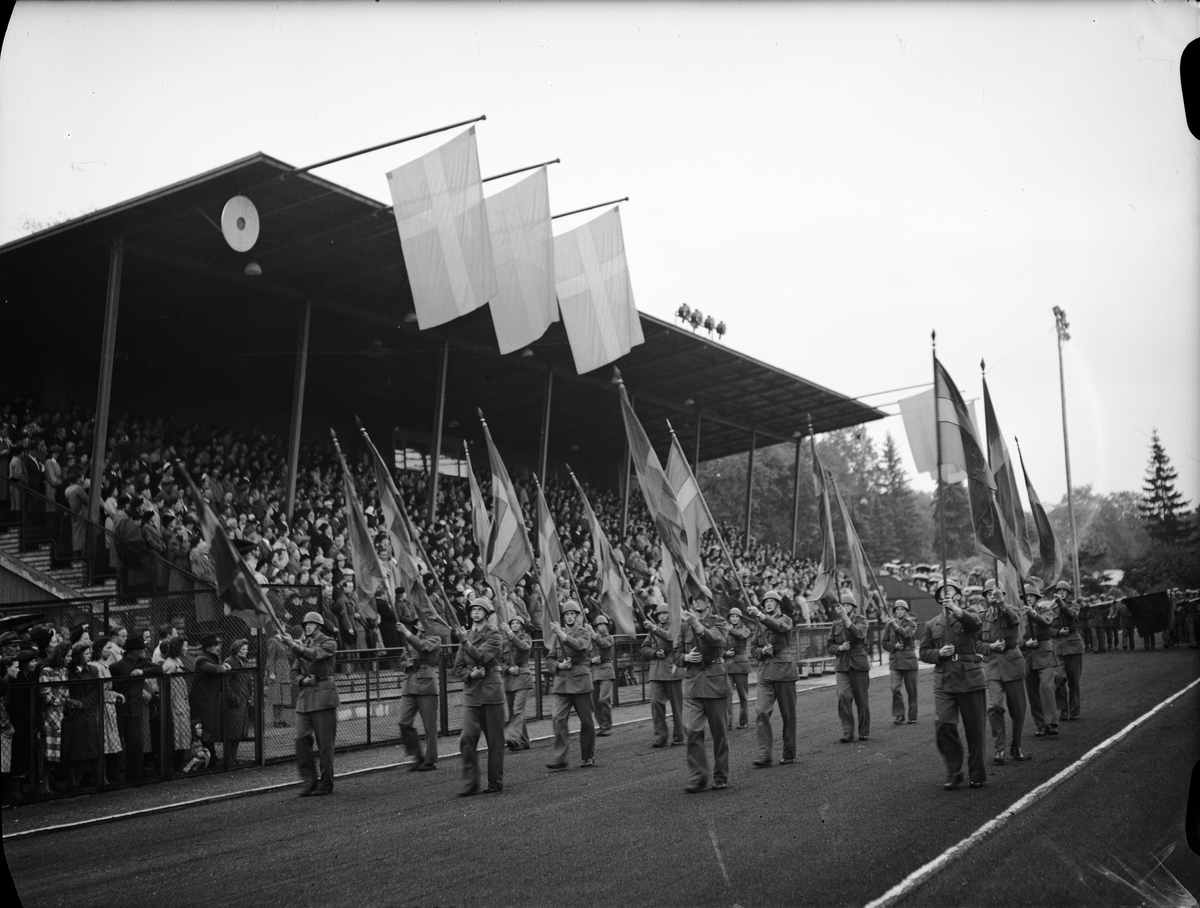 Paul Sandberg, "Flaggfest i väta blev imponerande manifestation" - nationaldagsfirande på Studenternas Idrottsplats, Uppsala juni 1943