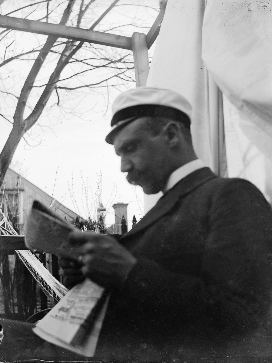 Carl Liljefors, Ruben Liljefors reads the newspaper, the district Edda, SvartRub, 37, Uppsala 1900 - 1901