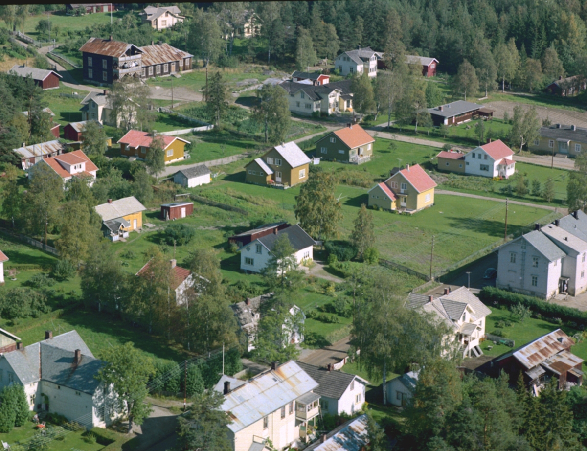 Widerøes Flyveselskap A/S, Flyfoto, Klevbakken. Elvartun, Falkheim, Pabsdorf, Stensbak, Fram(Samvirkelaget), Bootstun, Akers kafe, Samfunnet. Nyere bebyggelse på Akersletta. I dag Klevbakken 79, 81, 83, 88, (90?), 92, 94, 96, 102. Gudbrand Akers veg 1, 2, 3, 4, 6, 8, 11, 15. Løten. Ådalsbruk.