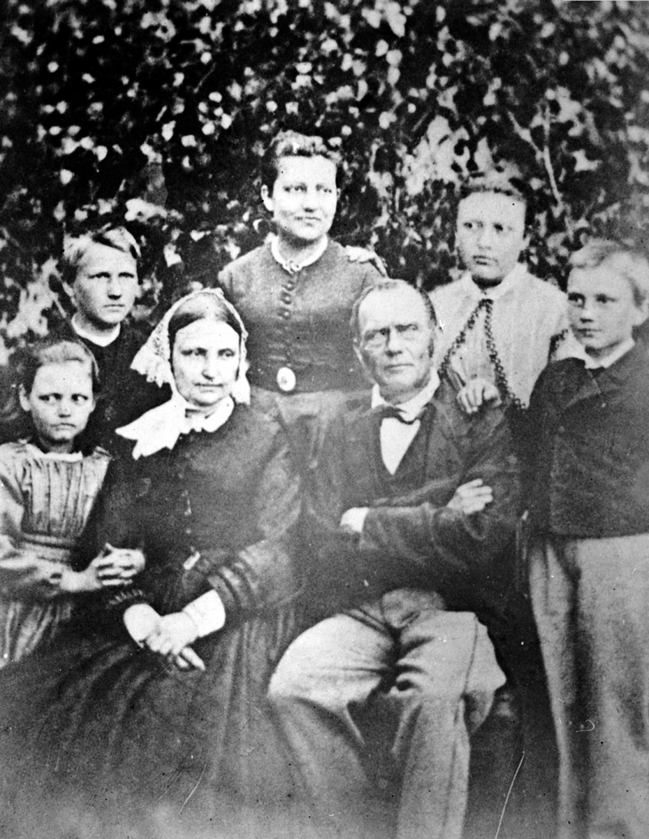 Anno Domkirkeodden, Familien på Hovelsrud, Helgøya. Foran fra venstre er Louise (1859-1935), Karoline Olsdatter (1818-1884), Nils Jacobsen Hoel (1813-1891), Paul August (1855-1924). Bak fra venstre er Jacob (1853-1932), Marianne (1849-1883), Johanne (1851-1870).