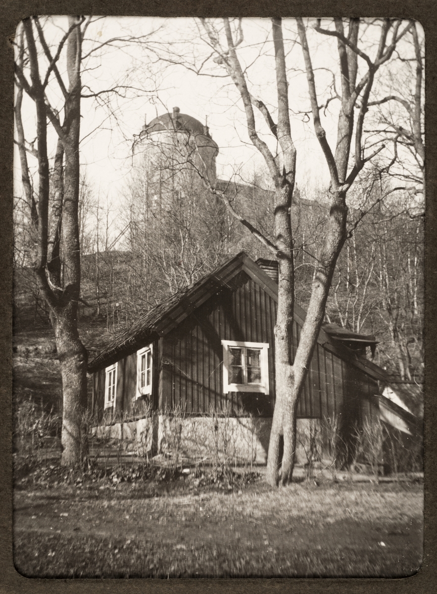 August Fredrik Schagerström, “Upsala. Cottage below the eastern castle tower,” Slottsbacken, Uppsala 1929