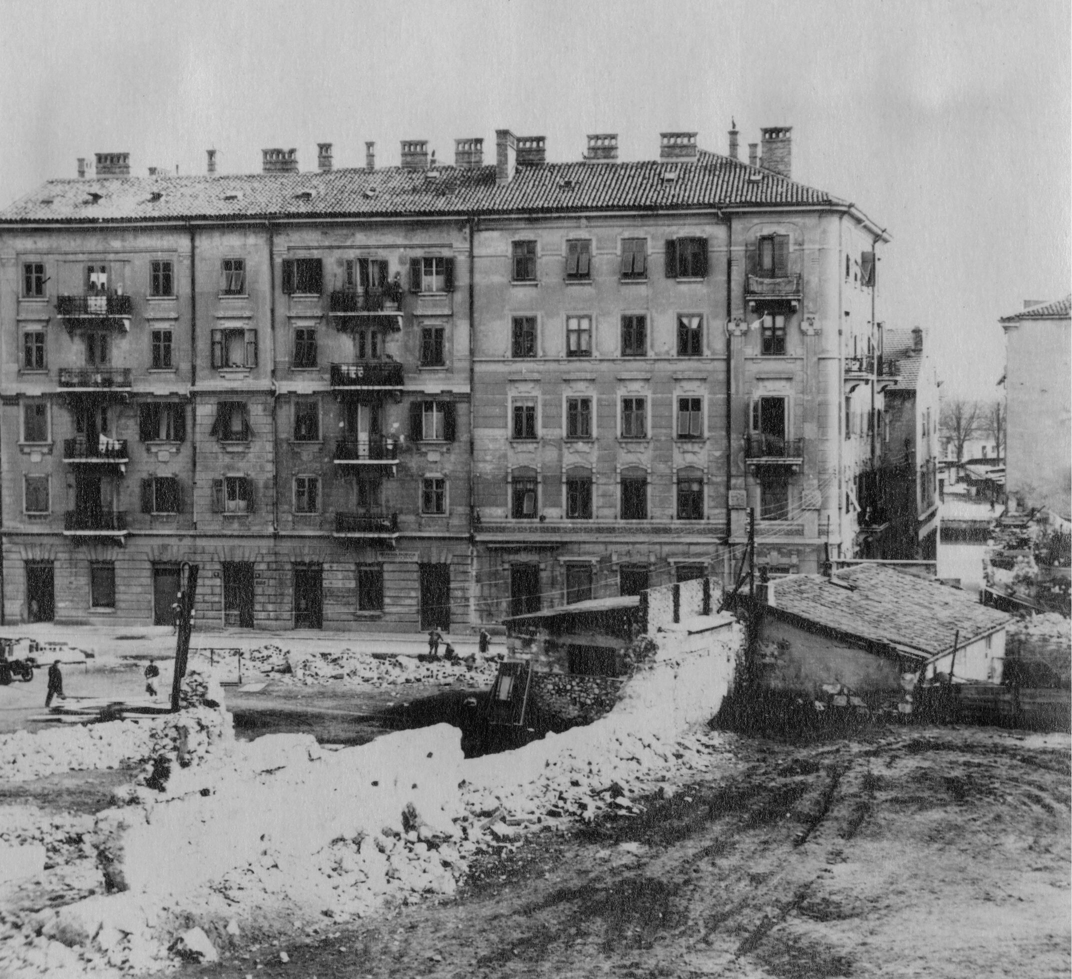 Branko Fučić, Rijeka, ostatak gradskog zida (škola Brusić – via Bedini), vanjska strana nakon čišćenja materijala od porušenih lokala od strane GNOR