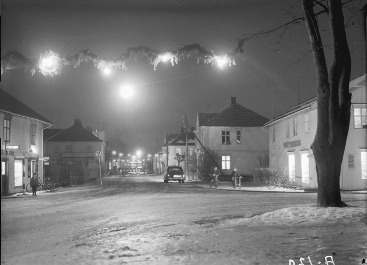 Anno Domkirkeodden, JULEGATE STORGATA OPP, LYS, KVELD, VINTER, FOLK, SPARK, BIL