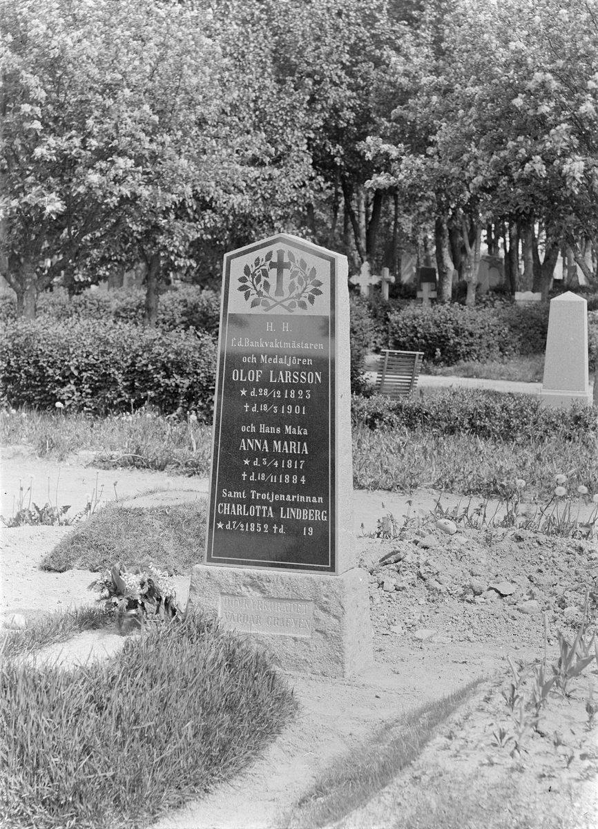 Henri Osti's Fotografiateliér, Bankvaktmästare Olof Larssons gravvård, Kåbo, Uppsala före 1914