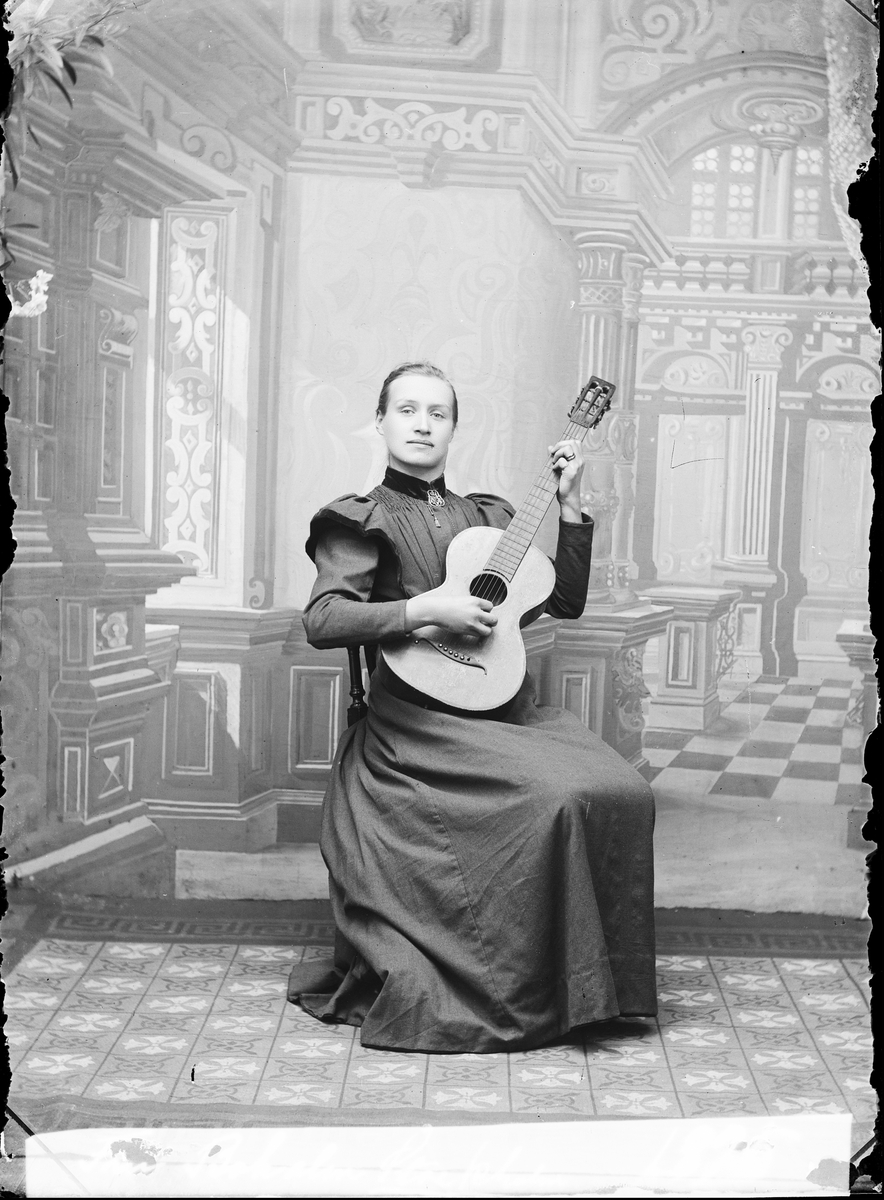 Skötsner-Edhlund, "Fru" Boholm från Stockholm, med gitarr, Öregrund, Uppland 1895