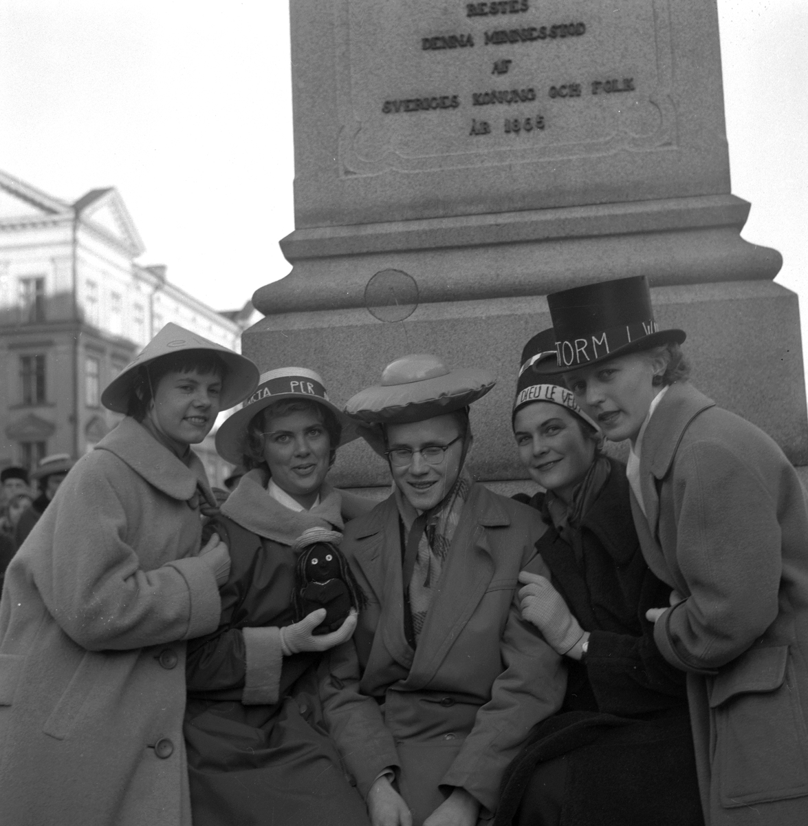 Örebro Kuriren, Studentspex vid Engelbrekt på Stortorget. 9 mars 1959.
