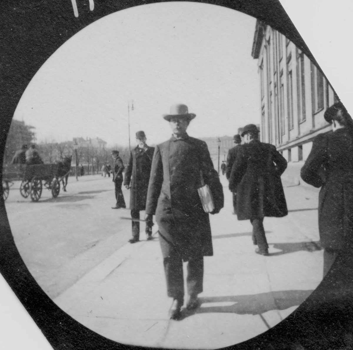 Fredrik Carl Mülertz Størmer, Professor G. O. Sars spaserer langs Karl Johans gate og Universitetet, Oslo. Slottet skimtes.
