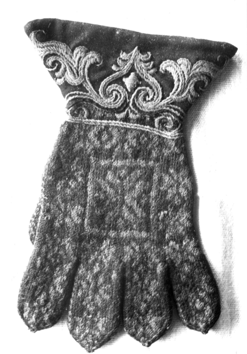 Anna Grostøl, Lunde, Telemark 1938. En fingervott hos fru Helgetveit.