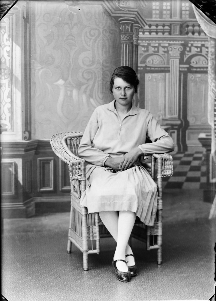 Skötsner-Edhlund, Ateljéporträtt - Helga Edlund från Fors, Hökhuvud socken, Uppland