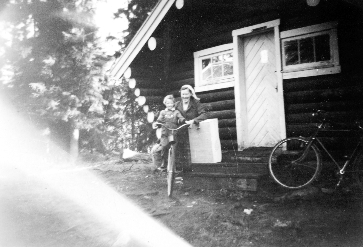 Ukjent, Svenskekoia i Stange almenning. Bærsankere, sykkeltur. Bjørg Liberg og Anna Liberg, 1953