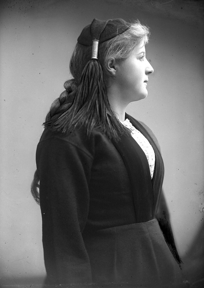 Solveig Lund, Studioportrett av kvinne i drakt og lue.