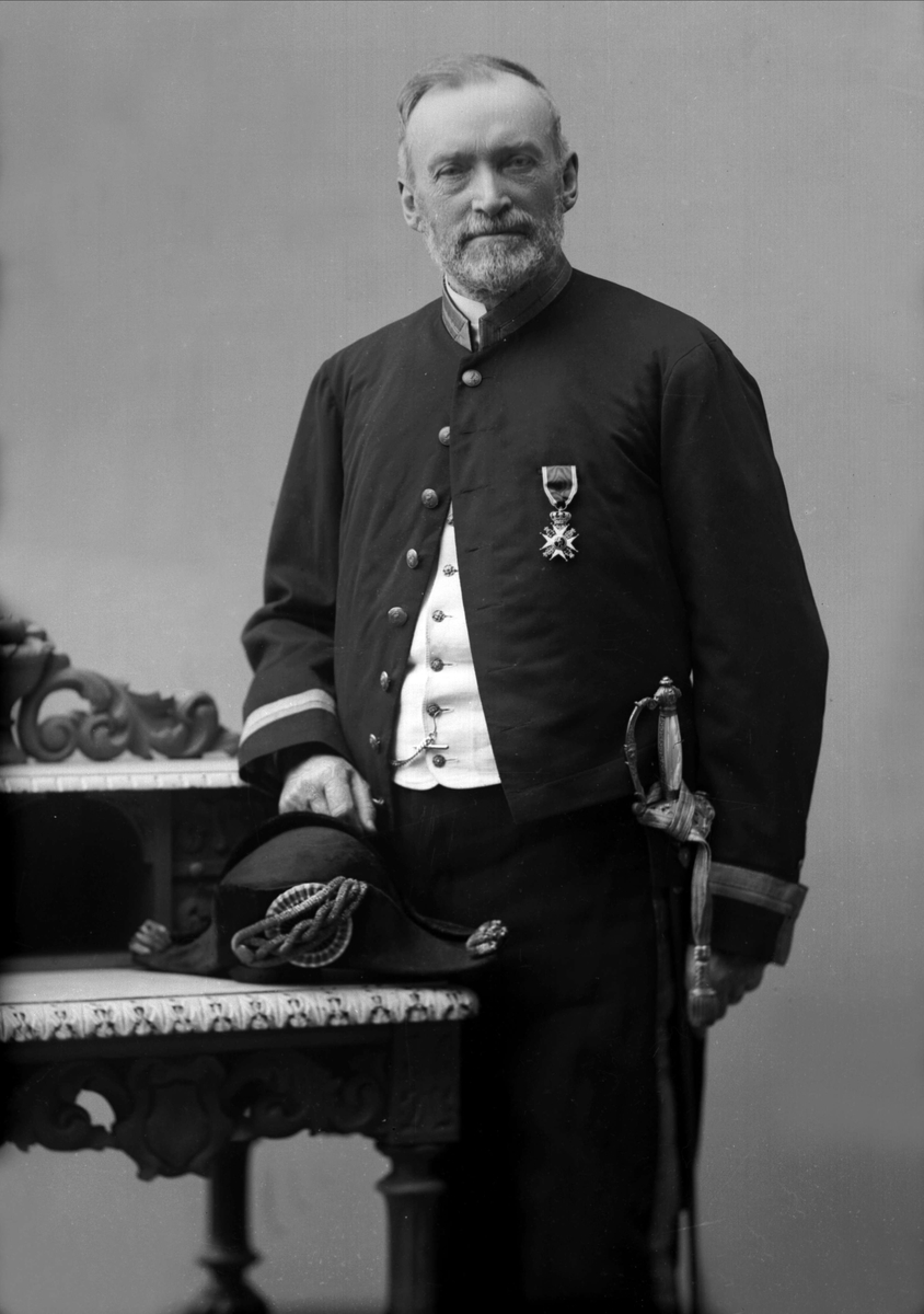 Gustav Borgen, Portrett av sorenskriver Rolfsen i uniform.