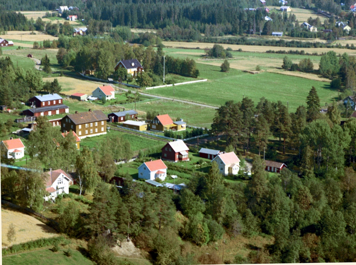 Widerøes Flyveselskap A/S, Flyfoto, Klevbakken. Maihaugen, Parken, Tregården, ingeniørboligen. Nyere bebyggelse fra 1950/60-tallet. I dag Klevbakken 112, 111, 113, 115, Olarovegen 4 og 5. Løten. Ådalsbruk.