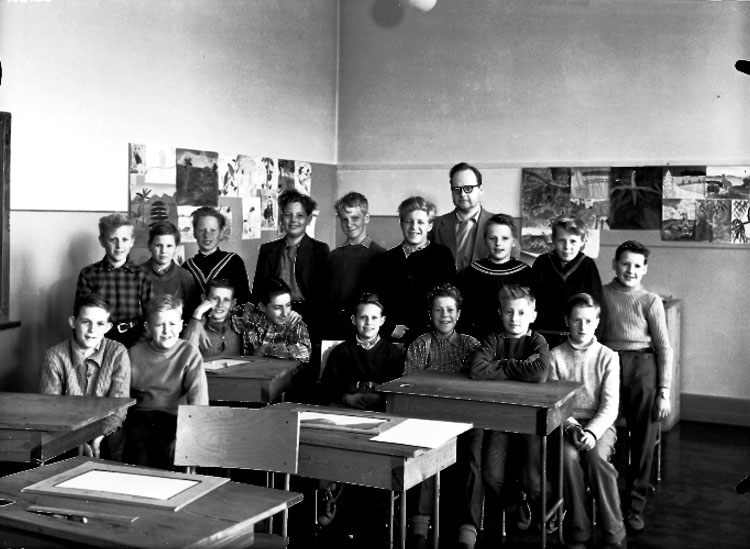 Sven Lindskog, Olaus Petriskolan, classroom interior, 17 boys with teacher Viktor Pettersson. Class 6A, Room 20.