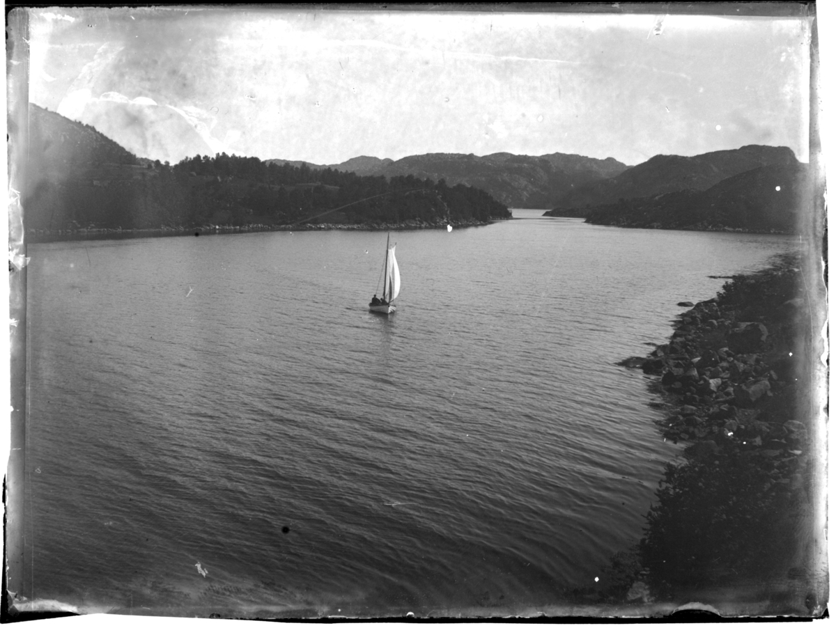 Rolf Sr. Sundt, Seilbåt i ukjent farvann. Antagelig fotografert 1903.
