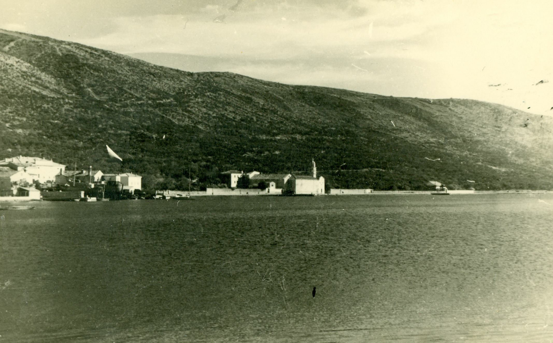 Branko Fučić, Cres, benediktinski samostan s crkvom sv. Petra, panorama