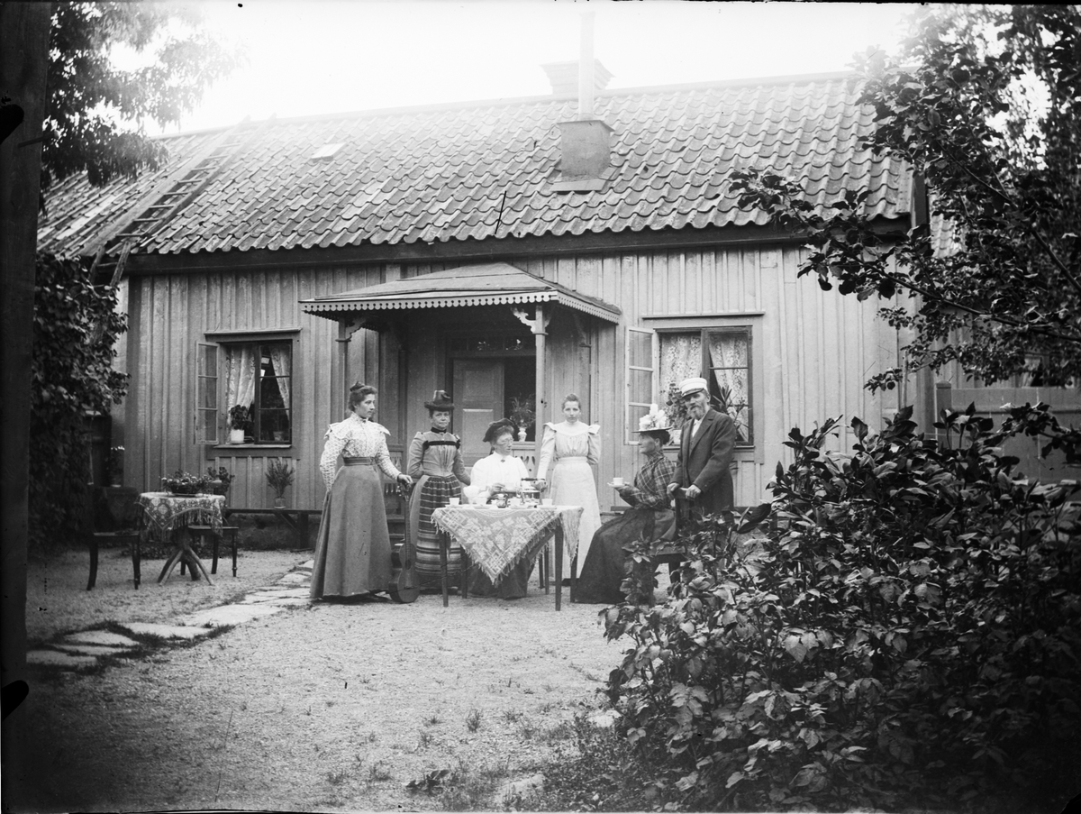 Skötsner-Edhlund, Group retreat in front of residential buildings, Östhammar, Uppland
