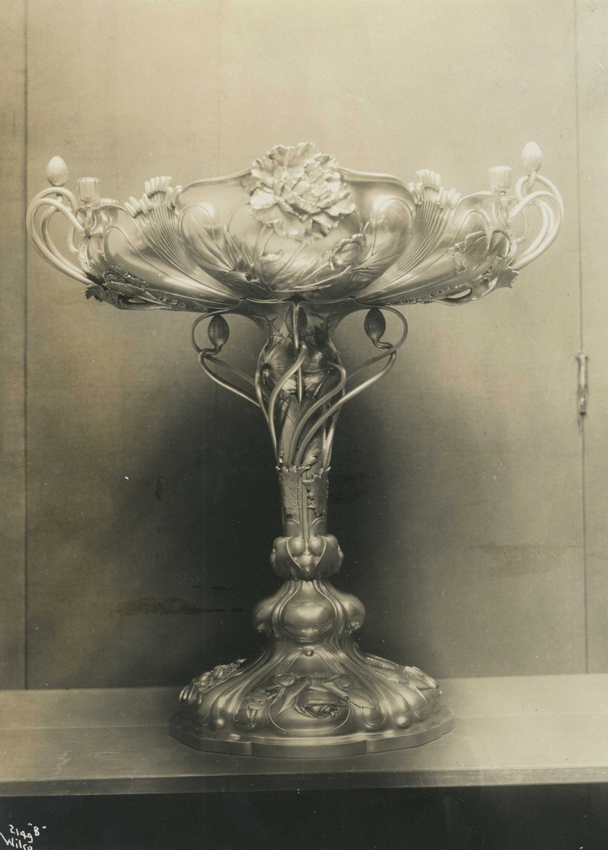 Anders Beer Wilse, Fruktvase i sølv. Utført av Th. Olsen, Bergen. Fotografert 1908.