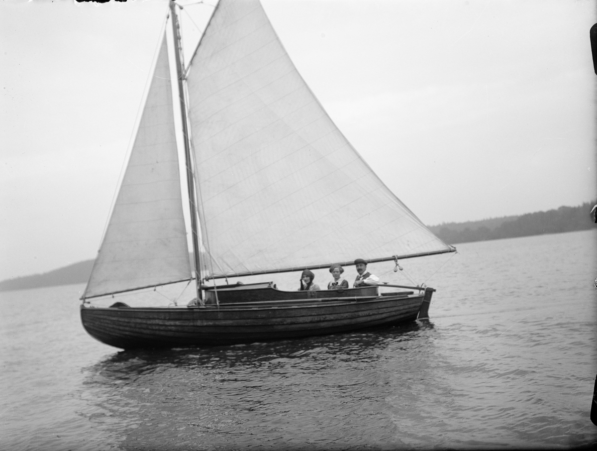 Paul Sandberg, Ahlström med hustru i segelbåt, sannolikt i Mälaren 1929