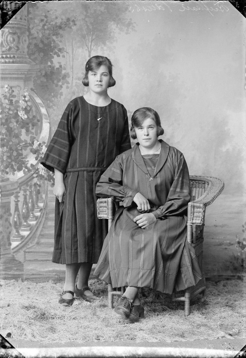 Skötsner-Edhlund, Two Young Women, Östhammar, Uppland
