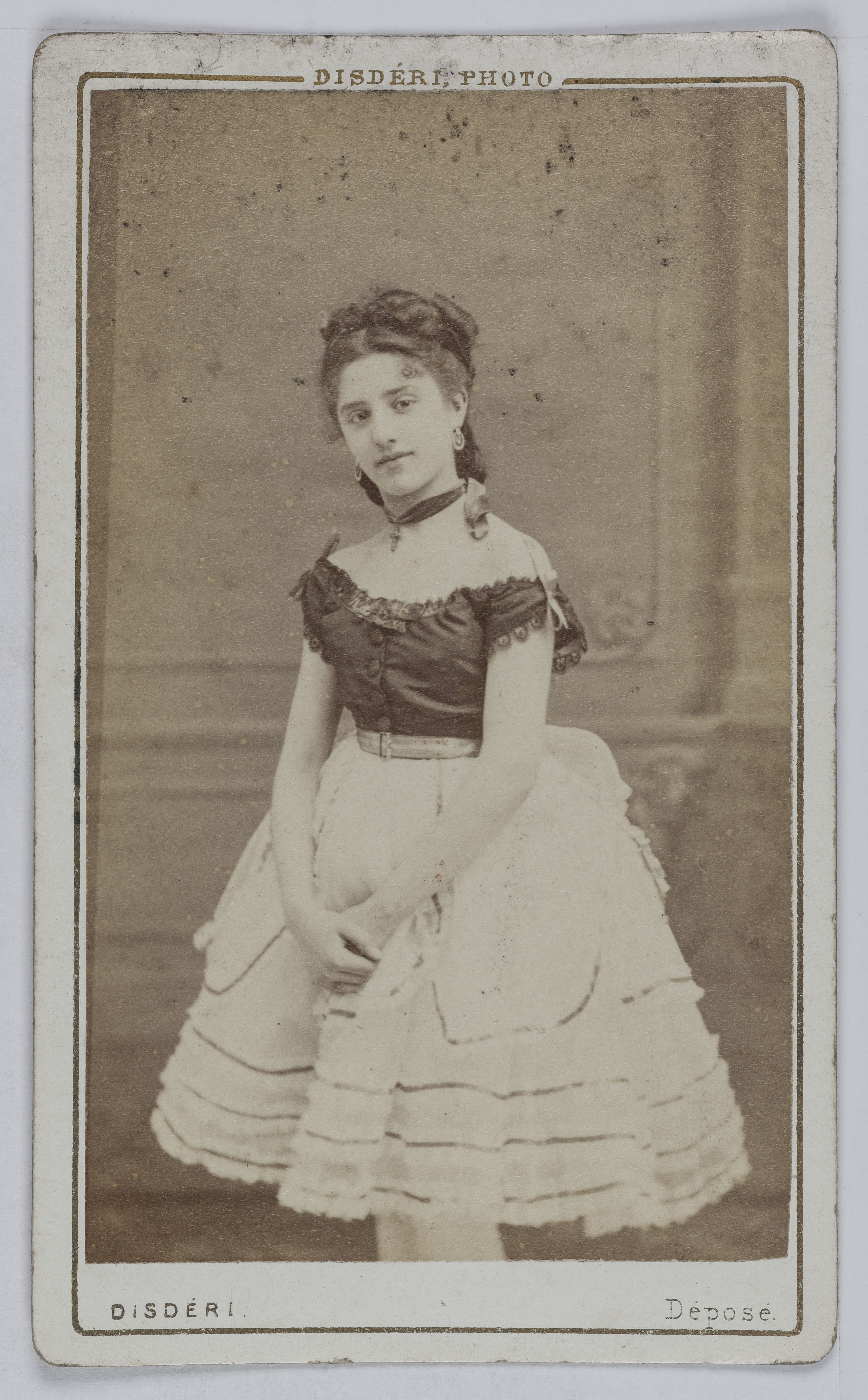 André-Adolphe-Eugène Disdéri, Portrait d'Alice Roch, danseuse au Théâtre de la Gaîté et au Théâtre du Châtelet en 1875.
