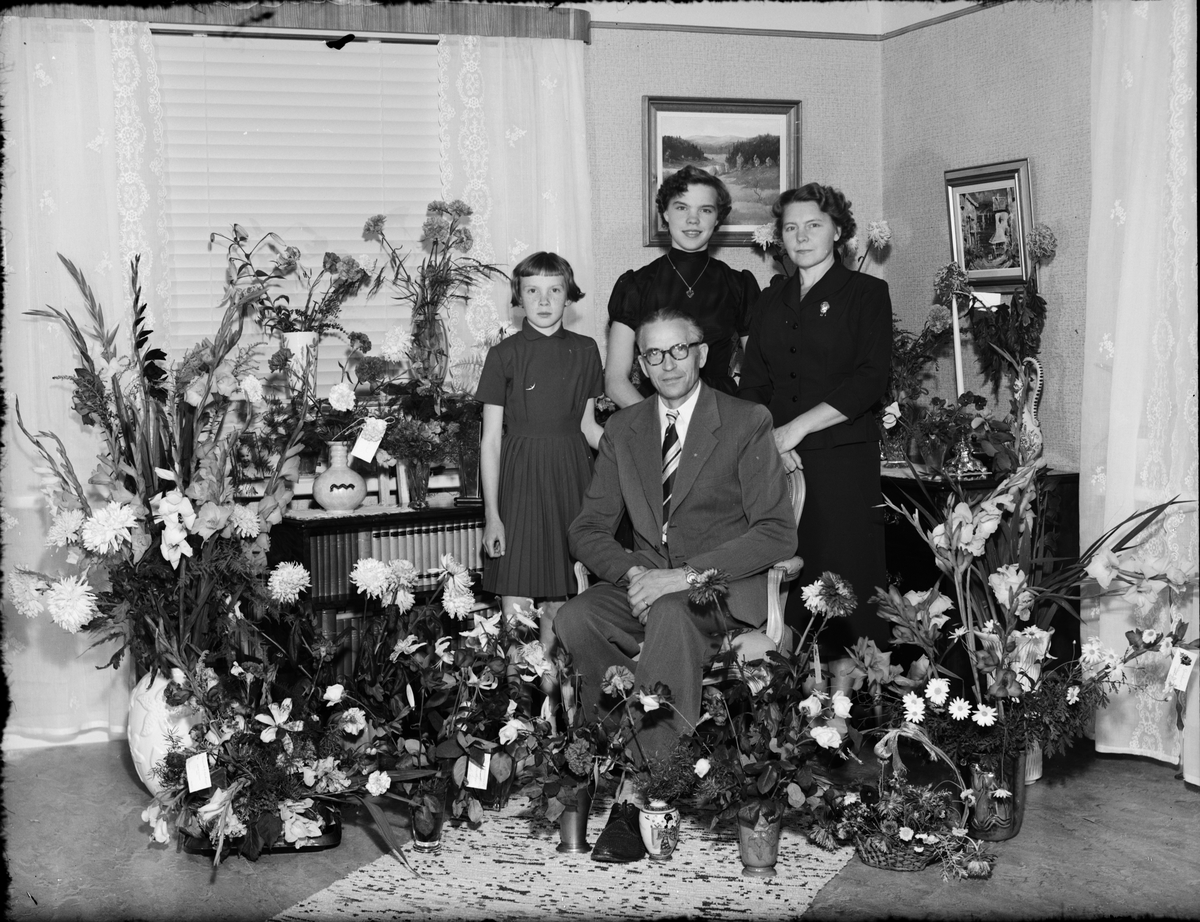 Skötsner-Edhlund, Familj omgiven av blommor i hemmiljö, Östhammar, Uppland