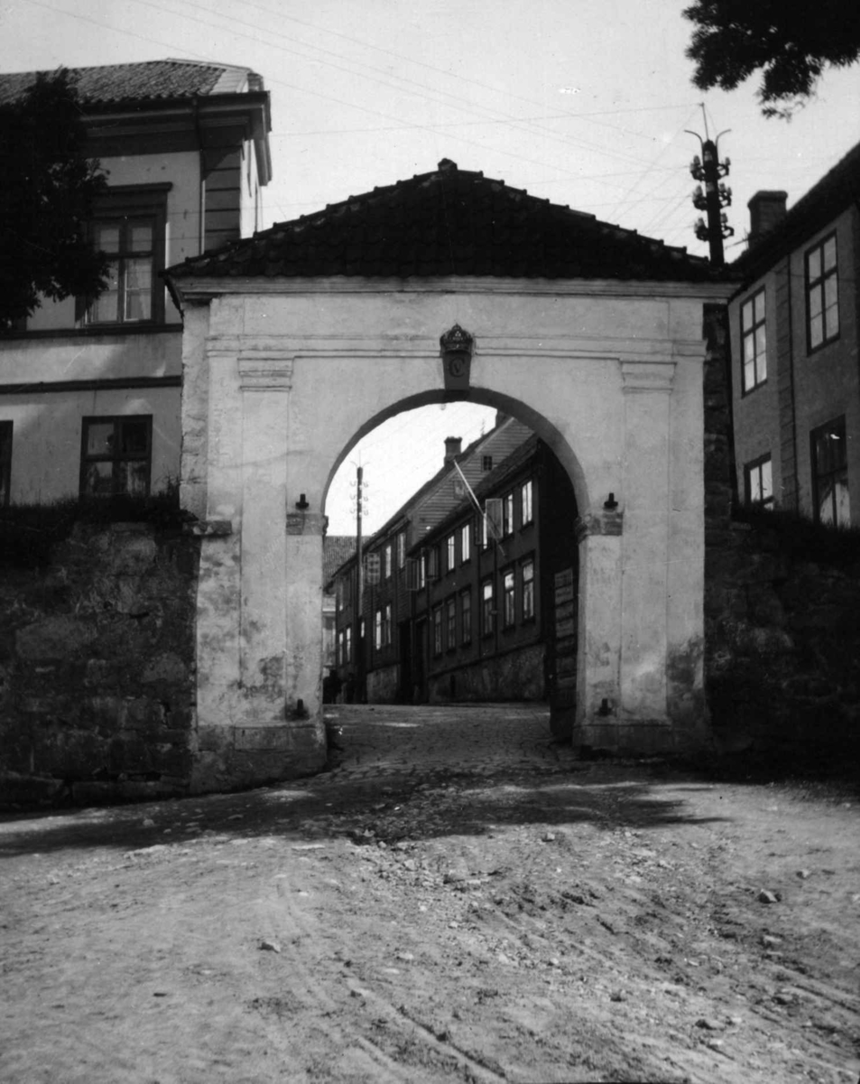 Hermann Christian Neupert, Postkort. Mellomporten, Fredrikstad. 1930. Gate med bebyggelse i bakgrunnen.