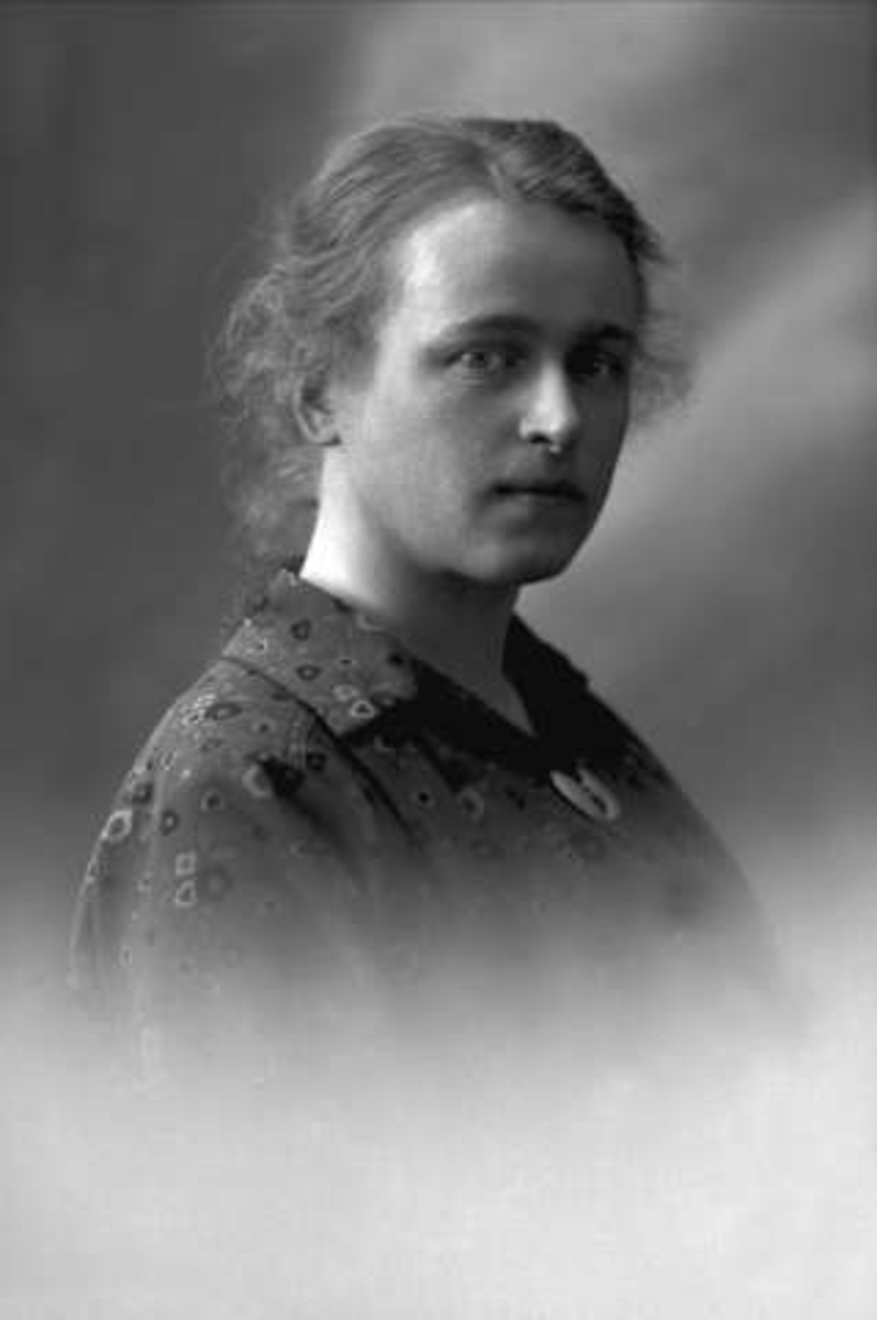 Gustav Borgen, Portrett, kvinne i blomstrete kjole. Frøken Pauline Reuch.