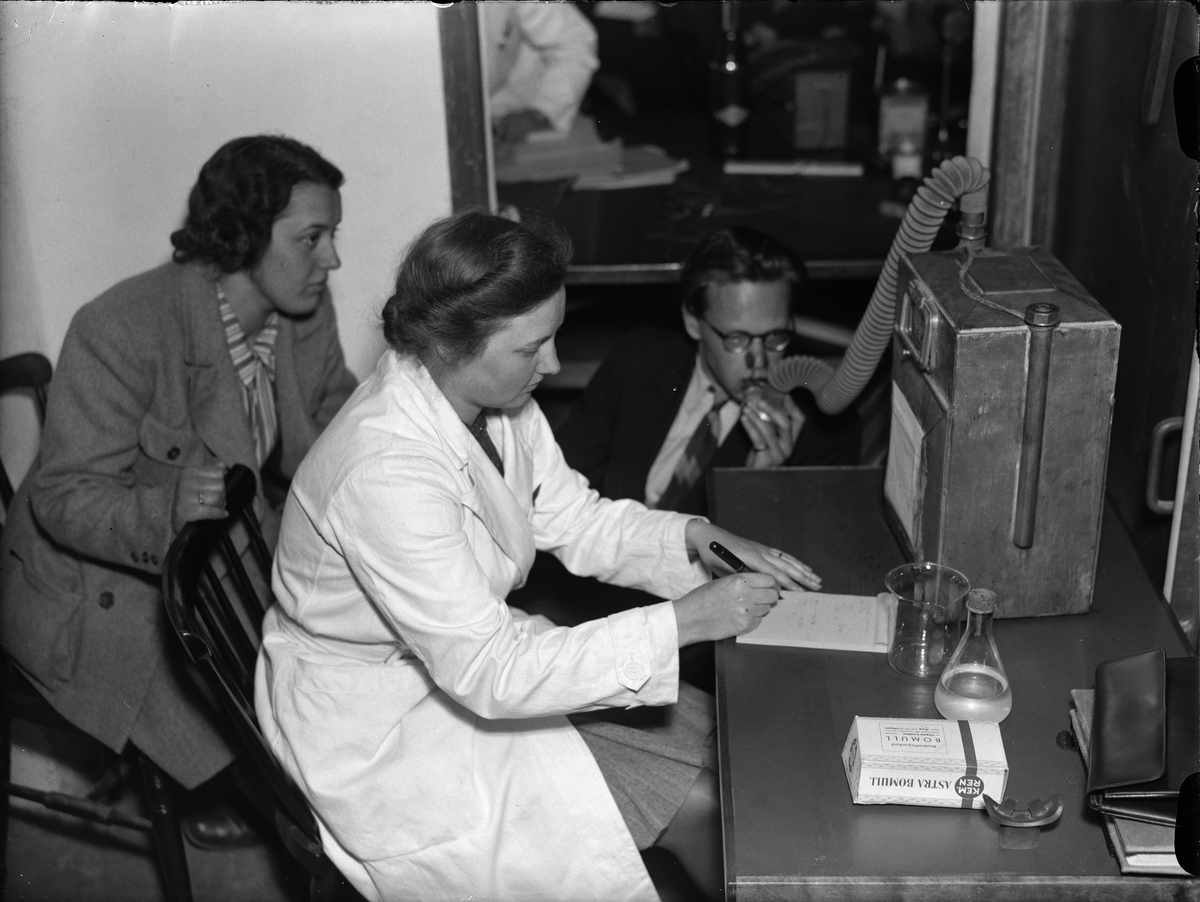 Paul Sandberg, "Skyddsrumsövning gav goda erfarenheter" - Stina Ställberg, assisterad av Kerstin Werkmäster, mäter Sixten Roland-Franzéns andningsvolym, Uppsala april 1942