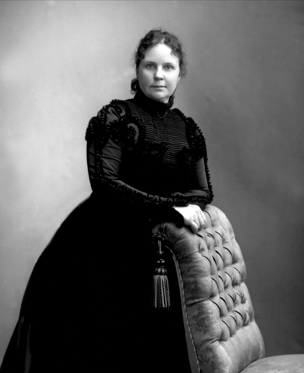 Gustav Borgen, Portrett, kvinne i svart kjole. Frøken Danielsen.