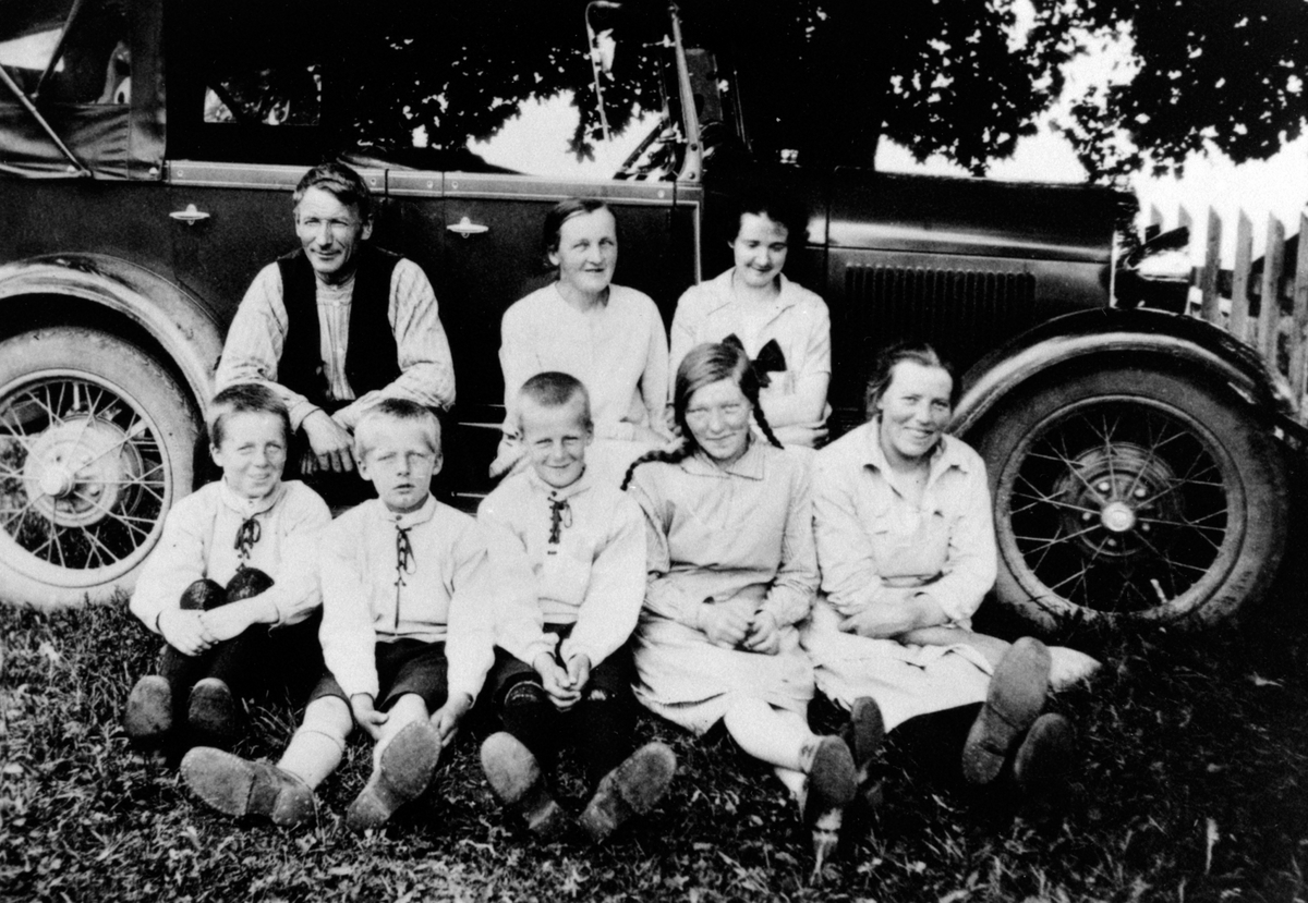 Anno Domkirkeodden, ROGSTAD LILLE, GRUPPE 8, FORAN FRA VENSTRE: MAGNUS, SVERRE OG HALLSTEIN SLETTEN, PETRA GULBRANDSEN OG KLARA ANDREASSEN, SITTENDE PÅ EN BIL: FORD A 1928-29 MODELL PHAETON. , FRA VENSTRE: ELIAS HUSE SEN. , JENNY SLETTEN OG MAGGIE BJØLGERUD