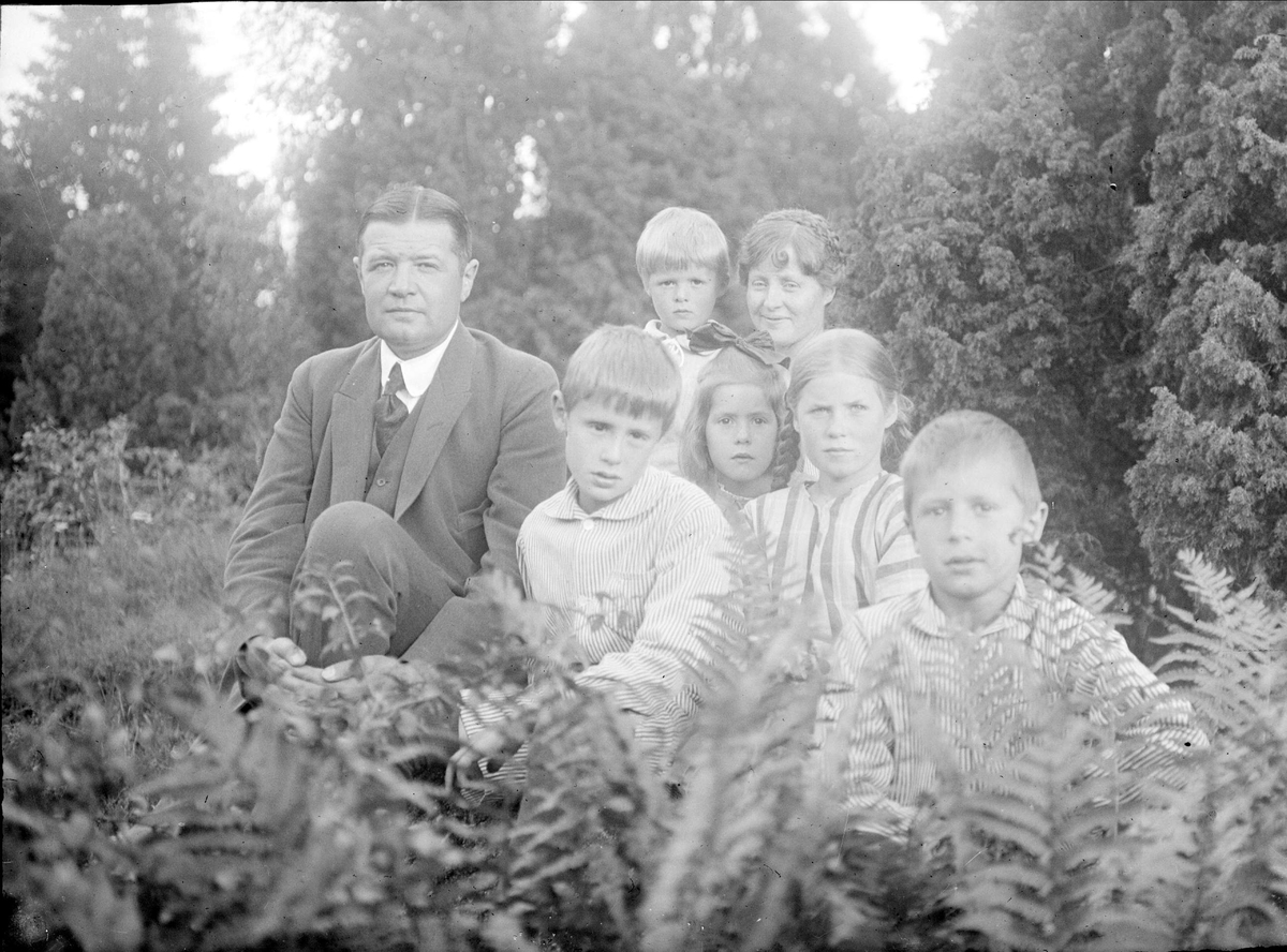 Ossian Wallin, Anna och Carl Z Haeggström med barnen. Sannolikt vid sommarhuset i Marielund, Fundbo socken, Uppland. 1920-talets mitt.