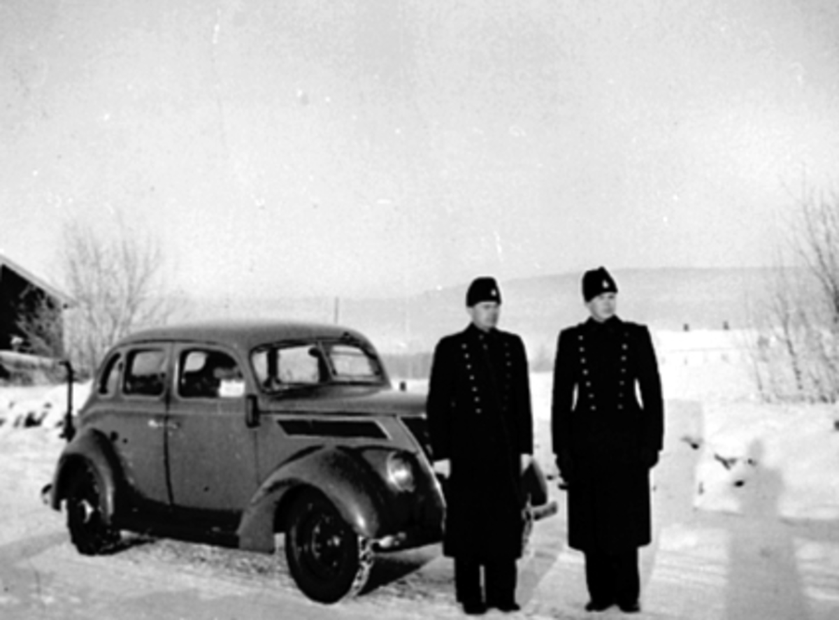 Anno Domkirkeodden, 2 POLITIMENN I UNIFORM, BIL FORD V8 1937 MODELL, E. SOLHEIM OG BIRGER KOLSTAD, VINTER
