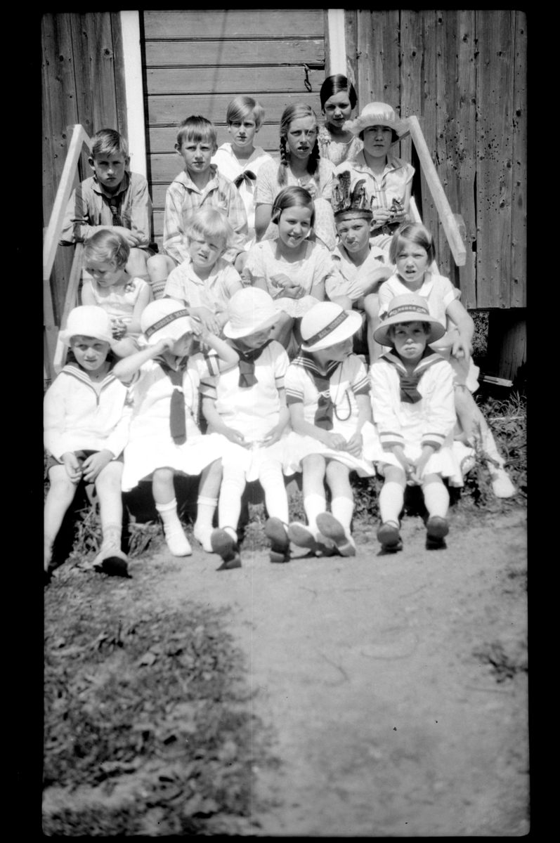 Rolf Sr. Sundt, Mange unger sitter på en trapp sammen med Julius Sundt som sitter øverst i trappen. Fotografert 1927.