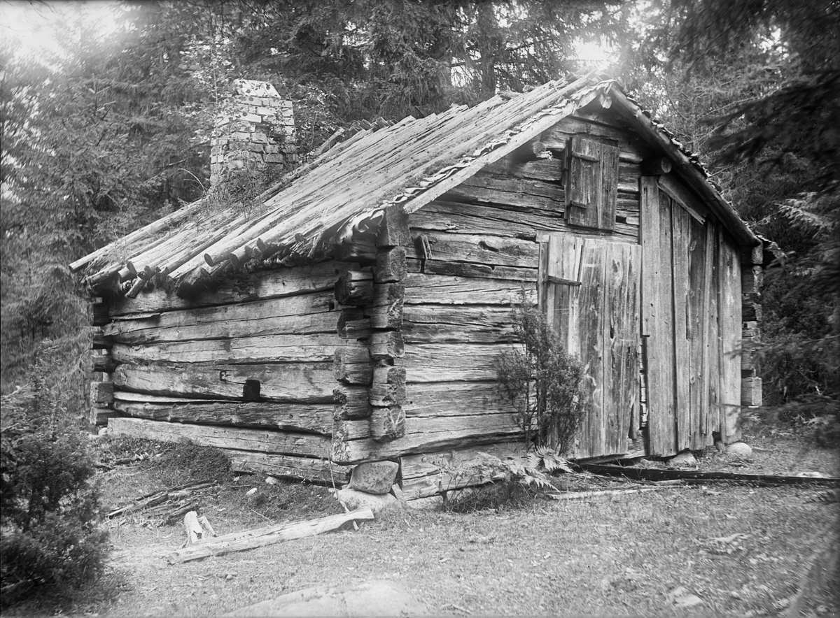 Paul Sandberg, Smedja med färgtak - J E Norman, Hållen, Hållnäs socken, Uppland, sannolikt 1930-tal