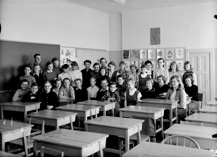 Sven Lindskog, Olaus Petriskolan, klassrumsinteriör, 33 skolbarn med lärare Eric Fransson. Klass 6Aa, sal 33.