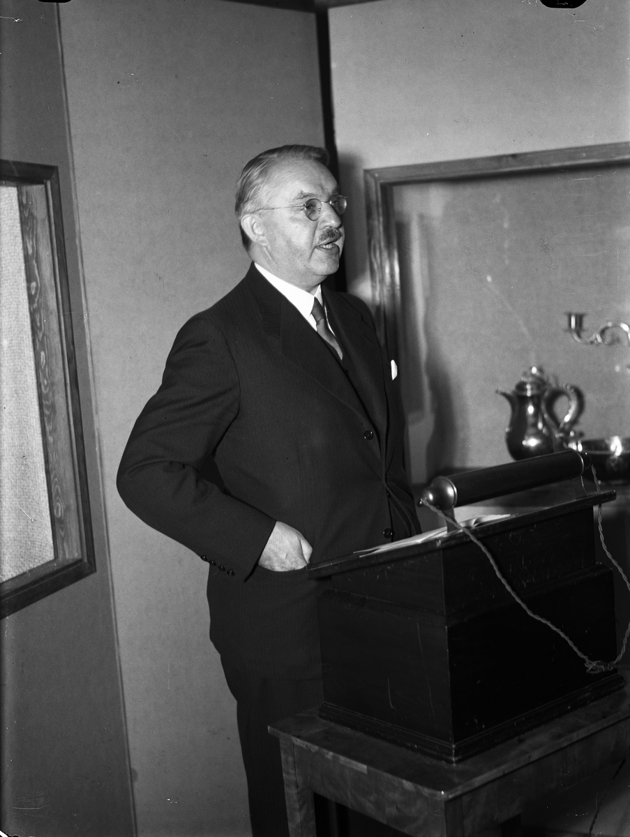 Paul Sandberg, Landshövding Hilding Kjellman talar, sannolikt vid invigning av silverutställning hos Uppsala Fabriks- och hantverksförening, Nedre Slottsgatan, Uppsala 1944
