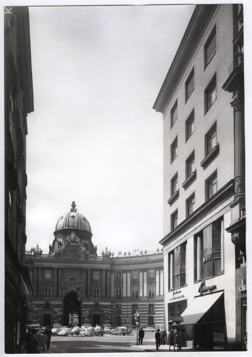 Anonym, Haus am Michaelerplatz (Geschäftshaus Goldman & Salatsch, Looshaus), Wien I., Michaelerplatz 3, Blick vom Kohlmarkt um Michaelertrakt