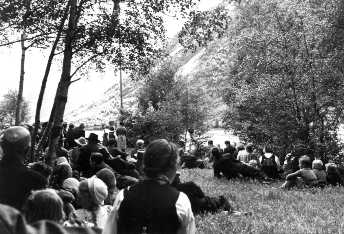 Anna Grostøl, Valle Setesdal, Aust-Agder 1939. Tilskuere på bondestevne.