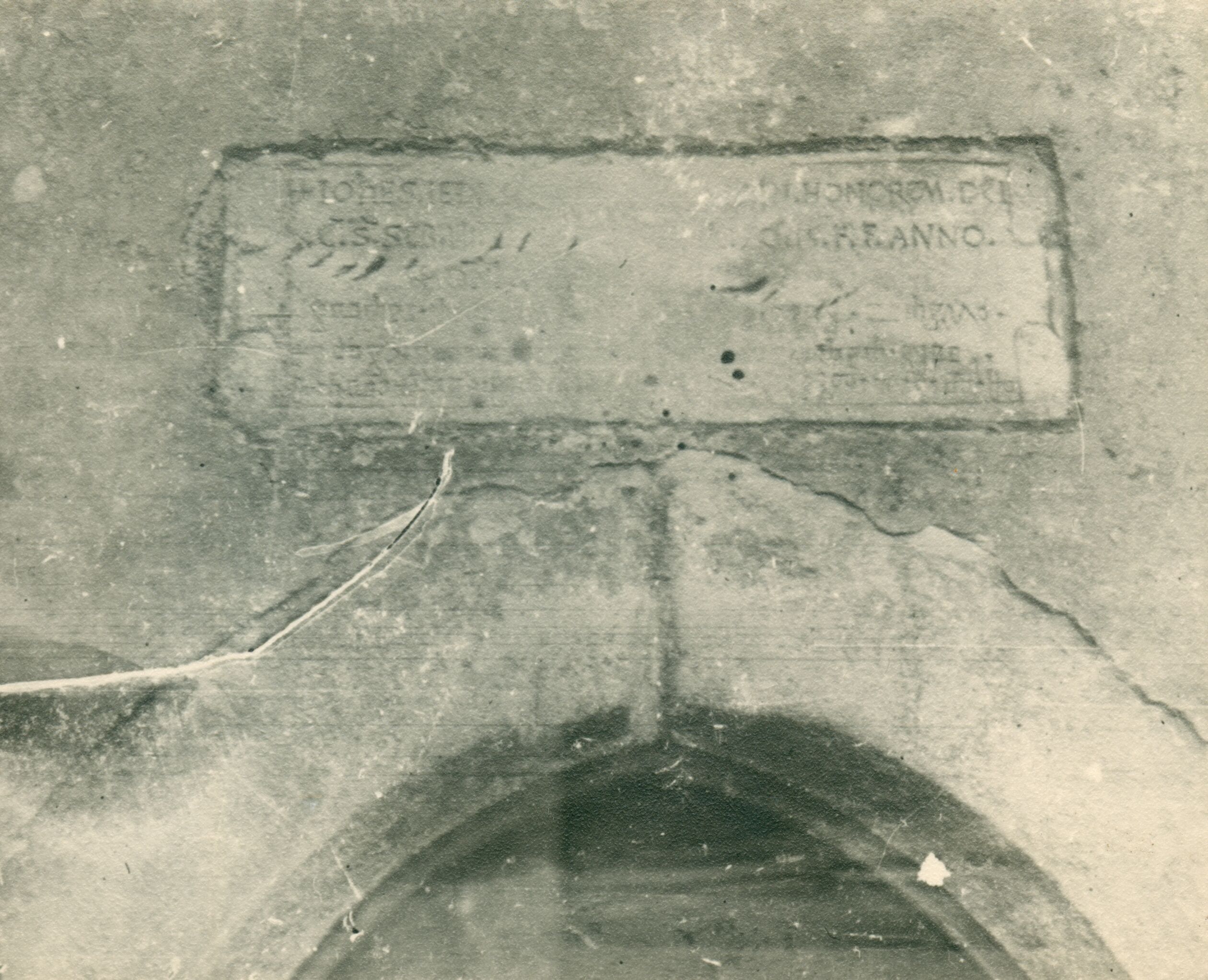 Branko Fučić, Lindar (Pazin), glagoljski natpis na mramornoj ploči na pročelju kapelice sv. Sebastijana i Fabijana iz 1559. godine; ispod natpisa kameni okvir portala kapelice (na oštri luk)