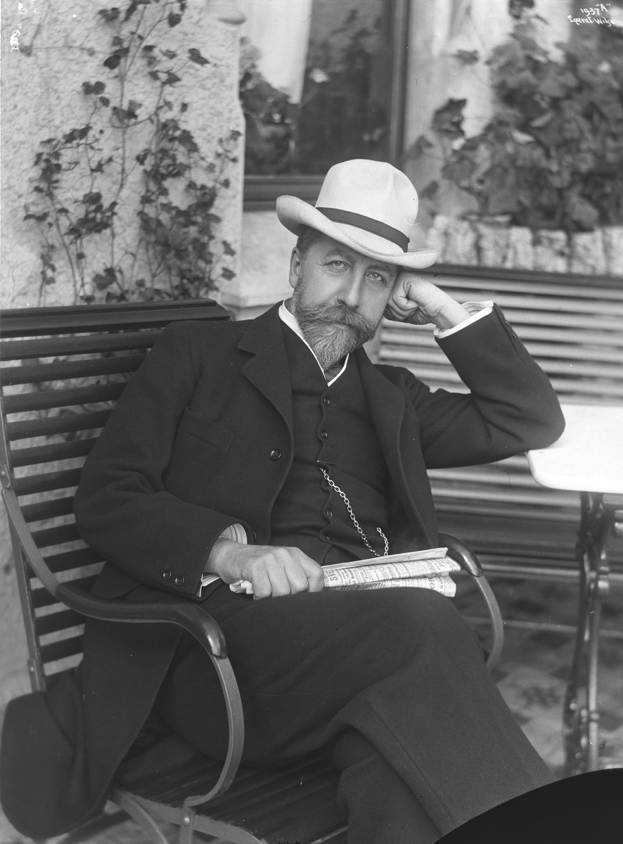 Anders Beer Wilse, Prot: Gamlehaugen Chr. Michelsen siddende på havebænk 8/6