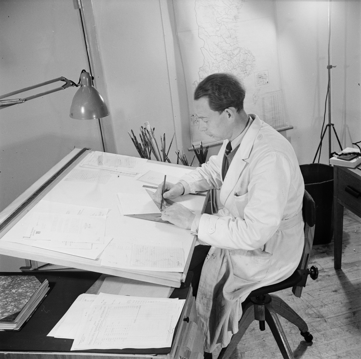 Uppsala-Bild, AB Uplandsprodukter, pressvisning, man vid ritbord, Uppsala oktober 1946