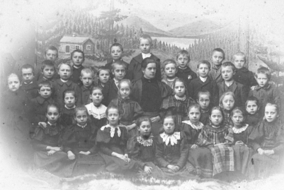 Anno Domkirkeodden, SKOLEKLASSE 35 ELEVER 3 KLASSE, LÆRERINNE, HAMAR FOLKESKOLE. Aagot Walberg født 15. 2 1888 død 12. 3 1903.