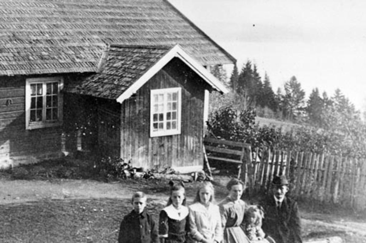 Anno Domkirkeodden, Familien Johansen, Nordgrefsheim, Nes, Hedmark. Marit Torsteinsdatter Presthegge F: 1881, Ludvig Johansen F: 1881, barna Fredrik, Birgit, Lovise, Margrete, Thea mellom foreldrene.