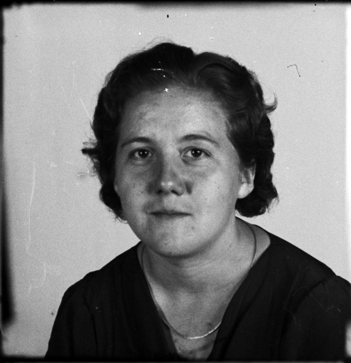 Skötsner-Edhlund, Ateljéporträtt - kvinna, Östhammar, Uppland, 1936